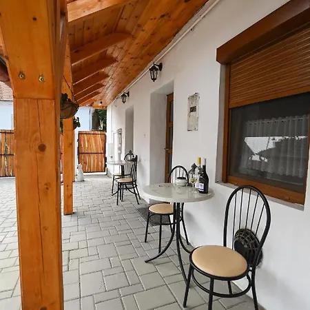 Nana's Vendeghaz 3* Mád